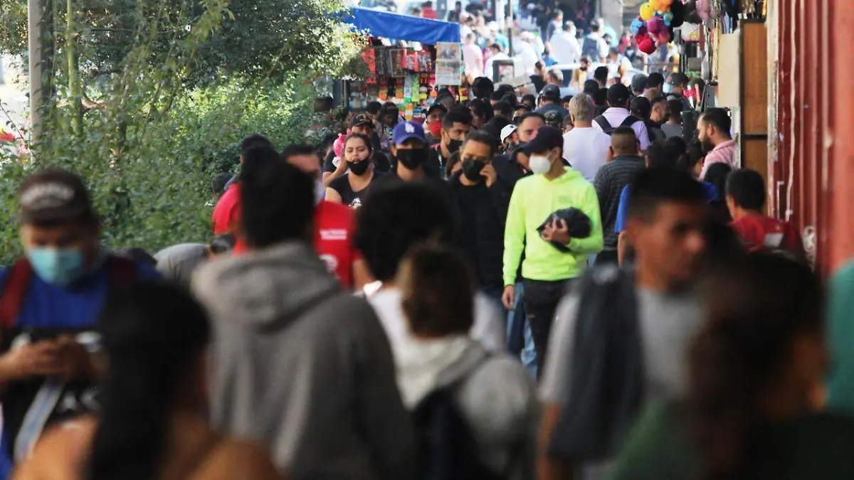 Tapatíos transitando por las calles de Guadalajara